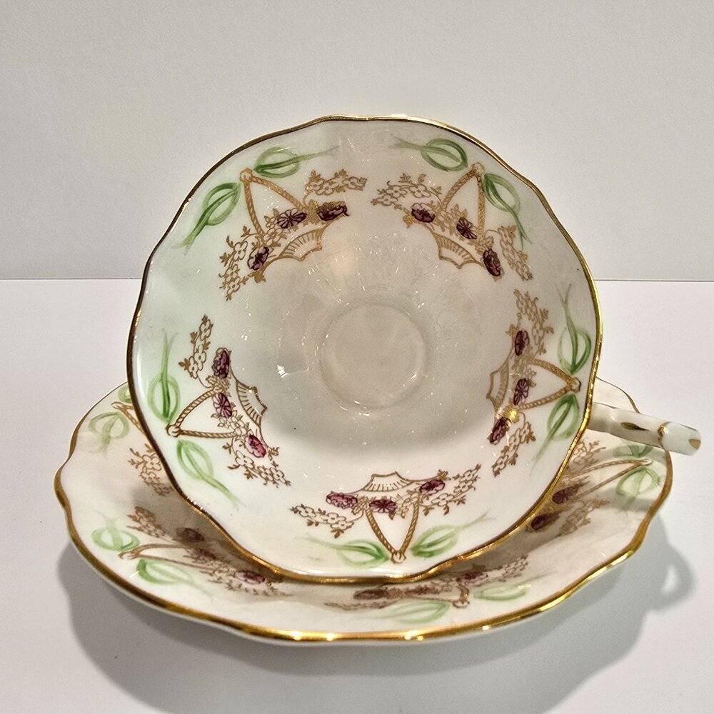 Queen Anne - Fine Bone China, Flower Baskets & Ribbons Vintage Tea Cup & Saucer - Picture 2 of 4